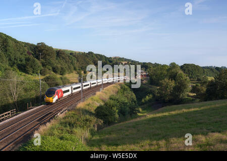 Virgin trains Pendolino classe 390 arrivant à Oxenholme Lake District sur la ligne principale de la côte ouest en Cumbria avec un train de Londres à Glasgow Banque D'Images