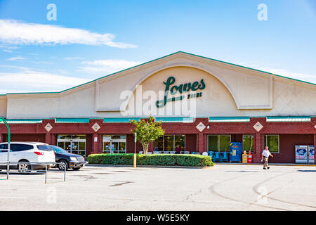 HICKORY, NC, USA-19 Juillet 2019 : Un Lowe's Food grocery store, sur l'Avenue 29 SE, la fermeture annoncée pour la fin du mois d'août, 2019. Banque D'Images