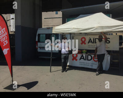 Paris, FRANCE, AIDE ONG, militants de la prévention du VIH/sida , sur place, effectuant des tests de dépistage du VIH sur la rue, seine saint denis Banque D'Images