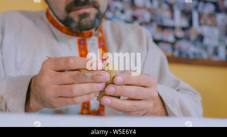 Potter faisant figure d'argile pour jeu de société Banque D'Images