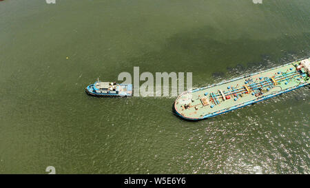 Vue aérienne de manoeuvres des remorqueurs d'autres barges ou navire. Les remorqueurs et d'un cargo sur la rivière Banque D'Images