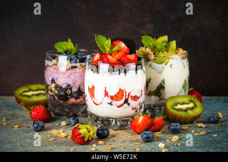 Dessert de fruits dans des verres avec du yogourt et petits fruits.