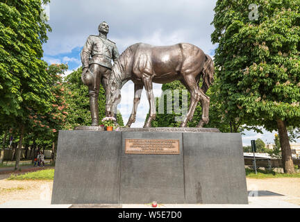 PARIS, FRANCE - 15 MAI 2016 : Monument à corps expéditionnaire russe dans le centre de Paris - soldat russe se distingue avec son cheval de bataille. Banque D'Images