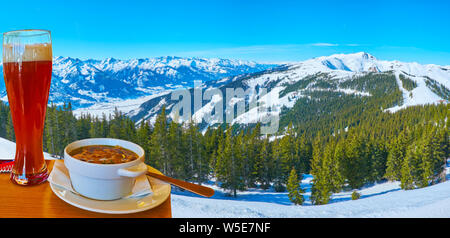 Meubles de goût Soupe aux crêpes et bière autrichienne au restaurant sur le mont Schmittenhohe avec vue sur pic enneigé du mont de Kitzsteinhorn Kaprun resort, Ze Banque D'Images