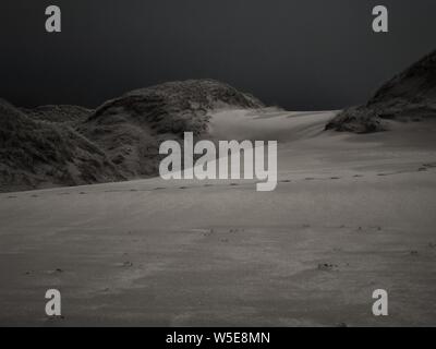 Sandwood Bay, Sutherland côte de NW de l'Écosse. Connu pour ses 1 km de long Beach, près de Cape Wrath. Au-delà des grandes dunes se trouve un loch d'eau douce. Banque D'Images