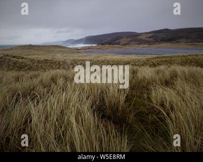 Sandwood Bay, Sutherland côte de NW de l'Écosse. Connu pour ses 1 km de long Beach, près de Cape Wrath. Au-delà des grandes dunes se trouve un loch d'eau douce. Banque D'Images