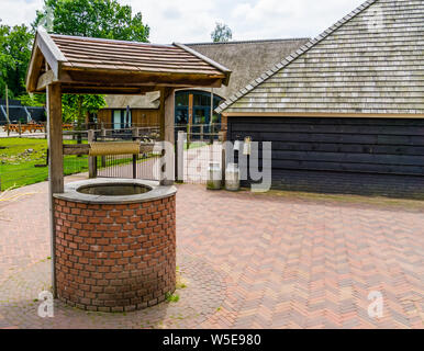 De l'eau vieux typique bien décorées dans un ranch, paysages agricoles, fond rustique Banque D'Images