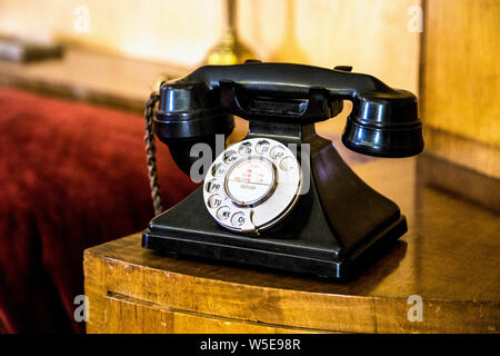 Vieux téléphone à cadran rotatif avec des lettres des années 1920 à Eltham Palace, Yvoir, UK Banque D'Images