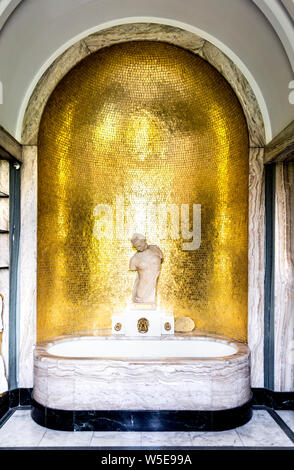 La salle de bains, Courtauld Virginie intérieur d'origine des années 1930, les murs sont tapissés avec Onyx, avec des carreaux de mosaïque d'or, Eltham Palace, Yvoir, UK Banque D'Images