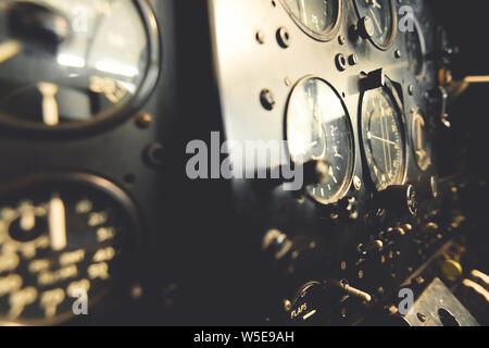 DONCASTER, Royaume-Uni - 28 MAI 2019 juillet : Close up d'un poste de pilotage des avions des instruments et des panneaux montrant à partir d'un ancien avion deux places abandonnées Banque D'Images
