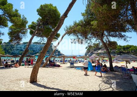 La plage bondée et la baie de Cala Galdana sur une chaude journée d'été, Minorque Îles Baléares Espagne Europe Banque D'Images