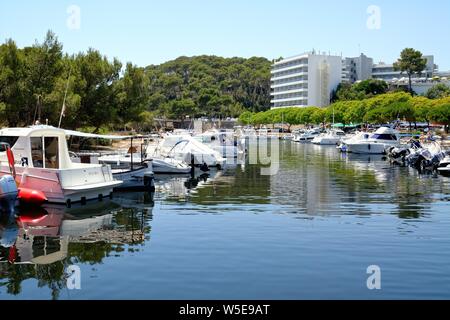 Le petit port de plaisance de monde avec de petites embarcations à Cala Galdana sur une chaude journée d'été Îles Baléares Minorque espagne Europe Banque D'Images