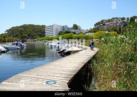 Le petit port de plaisance de monde avec de petites embarcations à Cala Galdana sur une chaude journée d'été Îles Baléares Minorque espagne Europe Banque D'Images