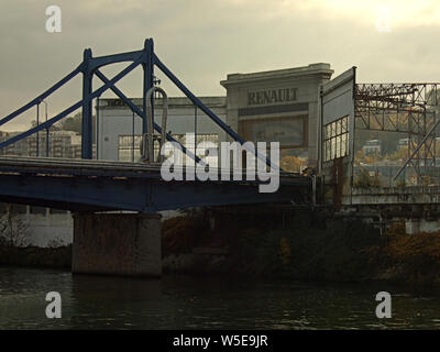 L'INDUSTRIE DE PARIS - USINE RENAULT AU COURS DE PROCESSUS DE DÉMOLITION : LA PORTE PRINCIPALE ET LE PONT SUR L'ÎLE SÉGUIN - PARIS L'histoire de l'industrie automobile française MANUFACTERER - © Frédéric Beaumont Banque D'Images