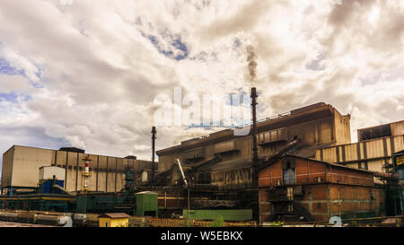 KARDEMIR, TURQUIE - 15 juillet 2019 - Vue panoramique de Kardemir Karabuk Iron and Steel Factory. Le tour du charbon et coke sur l'usine métallurgique. Karabuk, Banque D'Images