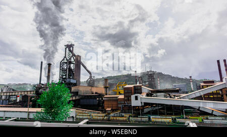 KARDEMIR, TURQUIE - 15 juillet 2019 - Vue panoramique de Kardemir Karabuk Iron and Steel Factory. Le tour du charbon et coke sur l'usine métallurgique. Karabuk, Banque D'Images