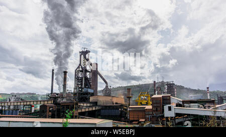 KARDEMIR, TURQUIE - 15 juillet 2019 - Vue panoramique de Kardemir Karabuk Iron and Steel Factory. Le tour du charbon et coke sur l'usine métallurgique. Karabuk, Banque D'Images