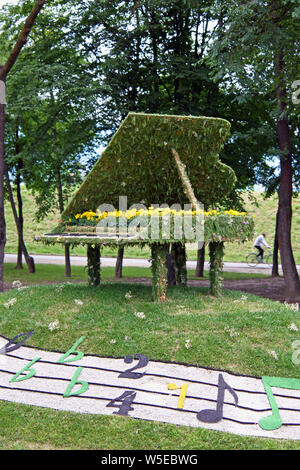 ZAGREB, CROATIE - 3 juin 2013 : Piano, décoration florale, Floraart 48. L''Exposition internationale, Zagreb, Croatie Banque D'Images