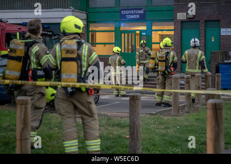 Londres, Royaume-Uni. 28 juillet 2019. Huit camions de pompiers et une soixantaine de pompiers de Londres Pont de feu s'attaquer à un "petit" tour, le brasier qui a commencé à 8:40pm au 8ème étage dans la poubelle la goulotte d'Eddystone, tour de 22 étages d'un immeuble de grande hauteur, une partie de la Deptford dans Pepys sud-est de Londres. Un certain nombre de résidents ont quitté le bâtiment avant que les pompiers sont arrivés sur les lieux, avec d'autres "restant en toute sécurité dans leurs appartements". Crédit : Guy Josse/Alamy Live News Banque D'Images