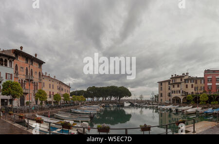 Le port de Desenzano sur une chaude journée d'été. Banque D'Images