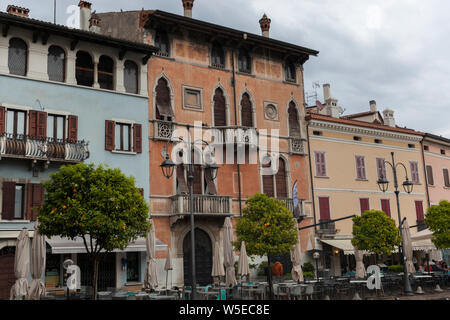 De beaux bâtiments à Desenzano sur une chaude journée d'été. Banque D'Images