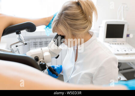 Un gynécologue examine un patient sur une chaise gynécologique. Flux d'un gynécologue. Banque D'Images