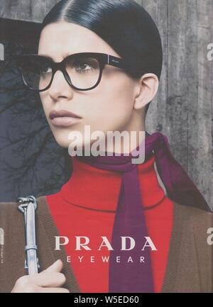 Affiche publicitaire de PRADA avec Mica Arganaraz modèle féminin en version papier du magazine de l'année 2014, une publicité, une publicité à partir d'PRADA créatifs 2010s Banque D'Images