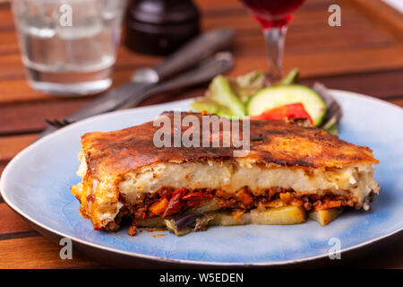 Moussaka grecque plat sur une plaque Banque D'Images