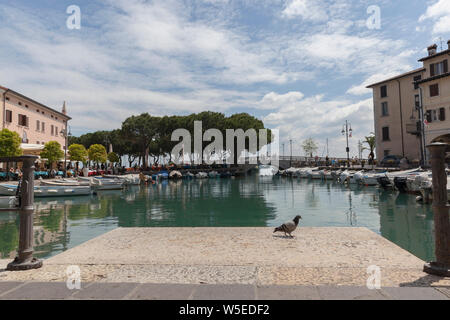 Le port de Desenzano sur une chaude journée d'été. Banque D'Images