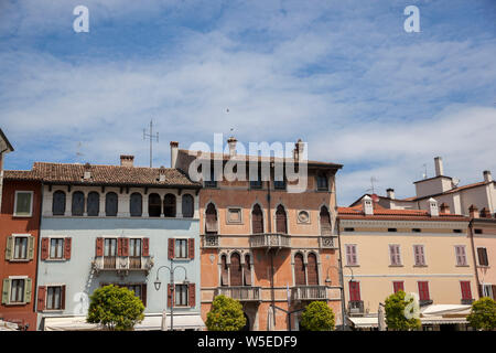 Le port de Desenzano sur une chaude journée d'été. Banque D'Images