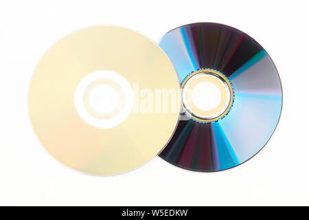 Deux disques compacts sur fond blanc. Banque D'Images