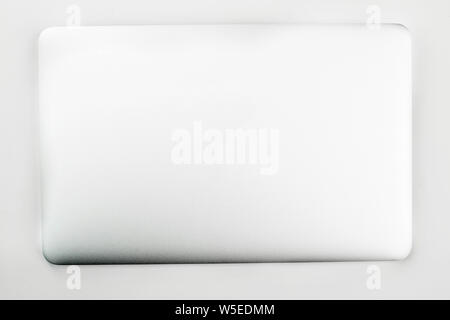 Ordinateur portable fermé sur fond blanc. Banque D'Images