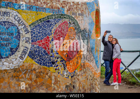 Couple prenant un selfie au Parque del Amor (Love Park), parc de la ville dans le district de Miraflores, Lima, Pérou Banque D'Images