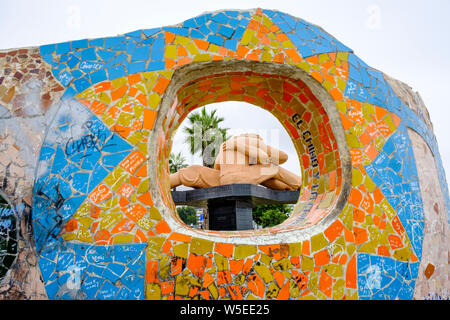 El Beso (le baiser), sculpture de Victor Delfin au Parque del Amor (Parc de l'amour), parc de la ville dans le district de Miraflores, Lima, Pérou Banque D'Images