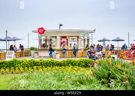 Parc de la ville, les gens, les clients à Beso Frances Crepería, Parque Intihuatana, Malecón Cisneros, Malecón de la Reserva, Miraflores District, Lima, Pérou Banque D'Images