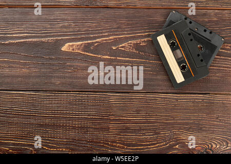 Cassettes audio sur fond de bois marron. Banque D'Images