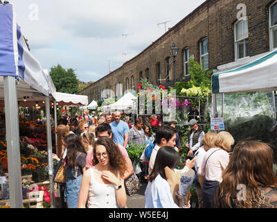 Regardez le long du populaire marché aux fleurs de Columbia Road à Bethnal Green, à Londres, où vous attendent des clients Banque D'Images