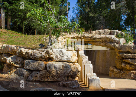 9 mai 2018 sculptures en pierre à l'entrée de la Children's Memorial au Musée de l'Holocauste Yad Vashem à Jérusalem, Israël Banque D'Images
