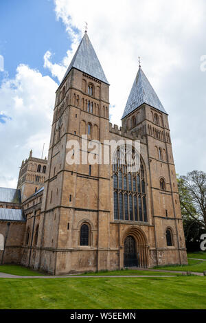 La façade ouest, avec les tours connu localement comme Pepperpots lors de l'église cathédrale de Southwell Minster, Southwell, Nottinghamshire, Angleterre, RU Banque D'Images