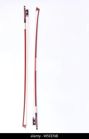 Deux bâtons de violon sur fond blanc. Banque D'Images