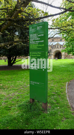 Un post d'information ou d'administration à l'entrée de l'église cathédrale de Southwell Minster, Southwell, Nottinghamshire, Angleterre, RU Banque D'Images