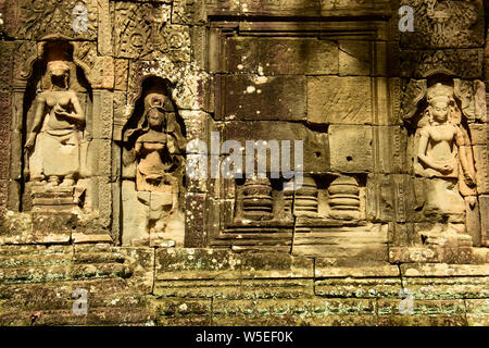 L'une des nombreuses œuvres sculptées dans le vaste complexe d'Angkor, de plusieurs siècles, ici au Cambodge Banque D'Images