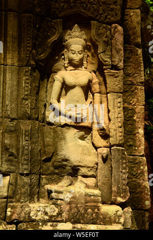 L'une des nombreuses œuvres sculptées dans le vaste complexe d'Angkor, de plusieurs siècles, ici au Cambodge Banque D'Images