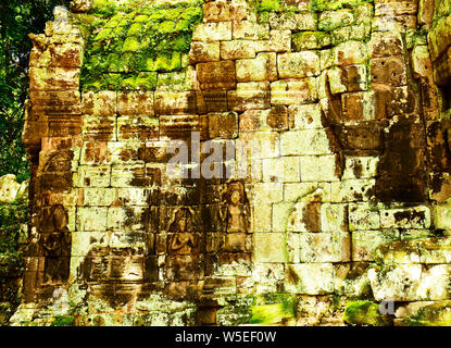 L'une des nombreuses œuvres sculptées dans le vaste complexe d'Angkor, de plusieurs siècles, ici au Cambodge Banque D'Images