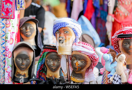 Les têtes de mannequins avec la face noire portant des foulards à vendre à Petra en Jordanie. Banque D'Images