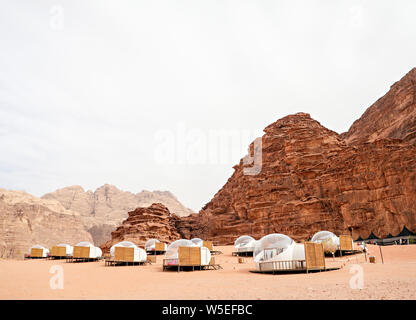 Bubble tentes dans la désert du Wadi Rum, Jordanie. Banque D'Images