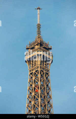 Close-up de la section de la Tour Eiffel avec ascenseur Banque D'Images