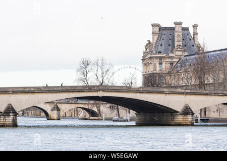 Pont du Carrousel, Ecole du Louvre, Pont Royal (derrière) et la roue de Paris, Paris, France Banque D'Images