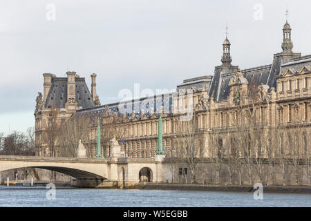 Pont du Carrousel, Louvre, et la rivière, Paris, France, en hiver Banque D'Images