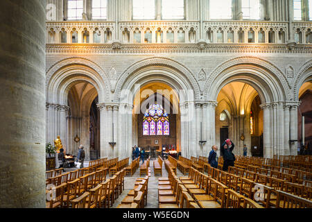 Vitrail dans une chapelle à l'intérieur de la cathédrale gothique de Notre-Dame de Bayeux à Bayeux France près de la côte de Normandie. Banque D'Images